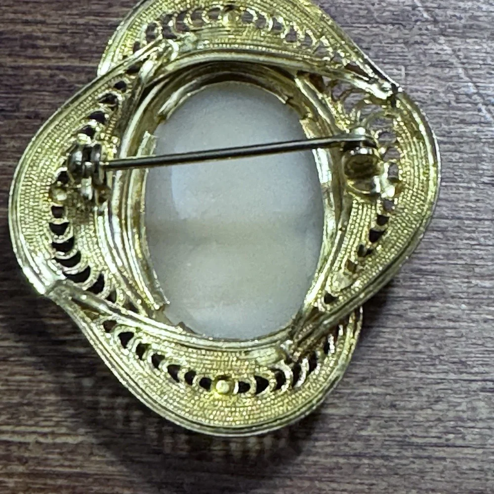 Vintage Gold Toned Cameo Brooch Classical Lady Filigree‎ Frame Victorian Pin